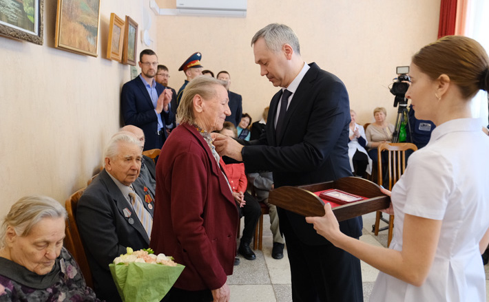 В честь 75-летия Великой Победы ветеранов наградили памятными медалями. Фото с сайта nso.ru