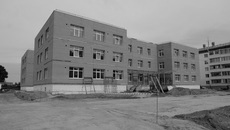 Детский сад-ясли в Криводановке Новосибирского района построен по типовому проекту. Подобные объекты уже есть в наукограде Кольцово, в Оби, Бердске, на Южно-Чемском жилмассиве Новосибирска. Сегодня это называется «экономически эффективная проектная документация повторного использования». Фото с сайта nso.ru