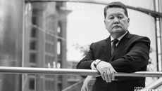 Бейбит Мухамедин: «Осталось подождать еще совсем немного, и мы снова встретимся в офлайне, в любимом концертном зале!». Фото из архива ИД «Советская Сибирь»