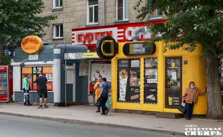 Признаться, возникают сомнения в острой необходимости «умных остановок». В том числе из-за развития цифровых сервисов — у каждого сейчас в кармане гаджет с кучей информационных приложений. А вот киоски, где можно купить напитки и бутерброд, свежую прессу, салфетки, ту же маску, должны остаться. Они и горожанам нужны, и гостям будущего МЧМ будут полезны, и прокормят предпринимателей и их работников. Фото Алексея ТАНЮШИНА
