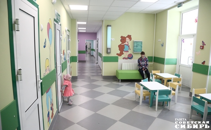 Помещения обновлены в рамках регионального проекта «Программа развития детского здравоохранения, включая создание современной инфраструктуры оказания медицинской помощи детям» нацпроекта «Здравоохранение». На капремонт отделения, где обслуживаются 11 376 детей, было выделено 38 миллионов рублей. Фото Алексея ТАНЮШИНА