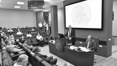 Пандемия 2020 года обнажила серьезные проблемы в здравоохранениии и одновременно позволила вложить в укрепление отрасли серьезные финансовые средства. Но, пожалуй, самый большой вопрос, который предстоит решать власти в ближайшее время, — кадровый. Закрыть дефицит медиков по всем категориям и на всех территориях, повысить престиж профессии, обеспечить финансовую и правовую защищенность тех, от кого зависят наши жизни и здоровье. Фото с сайта nso.ru