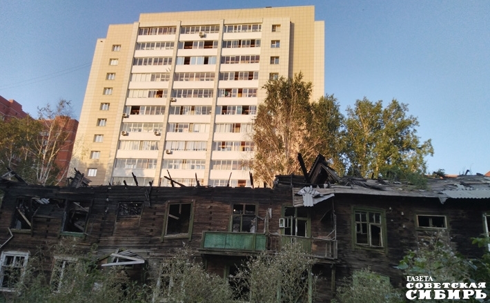 Один из бараков на Телецентре не так давно сгорел. Жильцы пока мыкаются по углам, и сносить это безобразие никто не торопится. Фото Юлии НАЗАРЕНКО