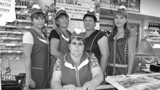 Заведующая магазином в селе Майское Алла Липовая (в центре), продавцы (справа налево) Марина Антропова, Надежда Мосиюк, Ольга Лисогор, Анна Назарова перед началом рабочего дня. Фото из архива ИД «Советская Сибирь»