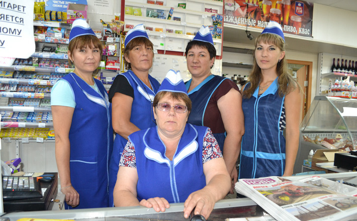 Заведующая магазином в селе Майское Алла Липовая (в центре), продавцы (справа налево) Марина Антропова, Надежда Мосиюк, Ольга Лисогор, Анна Назарова перед началом рабочего дня. Фото из архива ИД «Советская Сибирь»