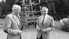 Руководитель предприятия Виктор Кушнир продемонстрировал первому заместителю председателя Заксобрания Андрею Панферову новую продукцию завода. В беседе с трудящимися вице-спикер напомнил, что партия «Единая Россия» в начале года предложила присвоить Новосибирску звание «Город трудовой доблести». Эту инициативу поддержали все партии регионального парламента и губернатор Андрей Травников. Во время всенародного голосования более 600 тысяч жителей региона поставили свои подписи в поддержку инициативы. Наше единодушие помогло президенту принять решение, которое было озвучено 2 июля