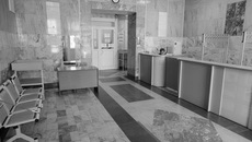 Когда заходишь сюда, не сразу понимаешь, что это обычная муниципальная амбулатория. Внутреннее убранство 90-летнего здания делает его больше похожим на театр или музей: высокие потолки с лепниной, парадная с регистратурой, мраморные полы, широкие лестницы, где даже петельки для крепления дорожек с прошлого века остались, замысловатые перила, на втором этаже — скульптура мальчика с мячом. Непросто содержать все это великолепие в образцовом порядке. И еще сделать его удобным для пациентов, наполнить современным оборудованием. Фото с сайта nso.ru