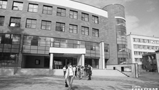 В школах реконструируются пищеблоки. На оперативном совещании в правительстве в минувший понедельник о готовности школ к 1 сентября губернатору доложил министр образования Сергей Федорчук. Он сообщил, что специальные  комиссии по всей области ведут плановую приемку учебных заведений. На начало недели были приняты  90 процентов образовательных учреждений. Задача — к 19 августа сдать все 100 процентов. Самые масштабные ремонтные работы связаны с  реконструкцией пищеблоков. Оборудование школьных столовых обновляют,  чтобы по поручению президента обеспечить горячим питанием всех учащихся  младших классов. Фото Алексея ТАНЮШИНА