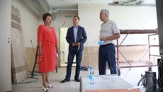 В том, что школьная столовая после ремонта преобразилась, лично убедились депутаты: Законодательного собрания — Вениамин Пак (справа) и Совета депутатов г. Новосибирска — Александр Бестужев (в центре). Фото Алексея ТАНЮШИНА.