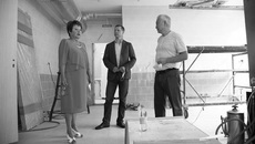 В том, что школьная столовая после ремонта преобразилась, лично убедились депутаты: Законодательного собрания — Вениамин Пак (справа) и Совета депутатов г. Новосибирска — Александр Бестужев (в центре). Фото Алексея ТАНЮШИНА.