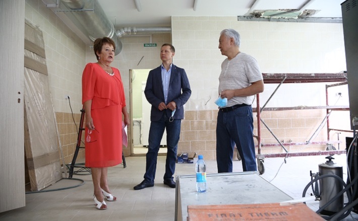 В том, что школьная столовая после ремонта преобразилась, лично убедились депутаты: Законодательного собрания — Вениамин Пак (справа) и Совета депутатов г. Новосибирска — Александр Бестужев (в центре). Фото Алексея ТАНЮШИНА.