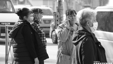 Наши граждане соблюдают меры предосторожности не хуже, чем люди, живущие в других странах. Для кого-то маска — покушение на личную свободу, но здесь надо иметь в виду, что, игнорируя требования безопасного режима, мы ставим под угрозу здоровье не только свое, но и окружающих. Вы уверены, что стопроцентно здоровы и болезнь не протекает у вас в бессимптомной форме? Фото Алексея ТАНЮШИНА