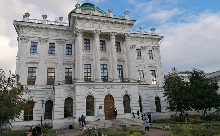 В церемонии награждения в Доме Пашкова участвовали министр культуры РФ Ольга Любимова, генеральный директор АНО «Национальные приоритеты» София Малявина, российская журналистка Ирада Зейналова, продюсер и телеведущая Яна Чурикова и другие эксперты.