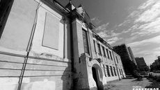 Здание городской начальной школы по ул. Якушева, 21 построено в 1909–1912 гг. Архитектор — Андрей Крячков. Признано памятником архитектуры регионального значения (решение облисполкома № 53 от 16.02.1987), но искажено позднейшей пристройкой. Фото Светланы ФРОЛОВОЙ