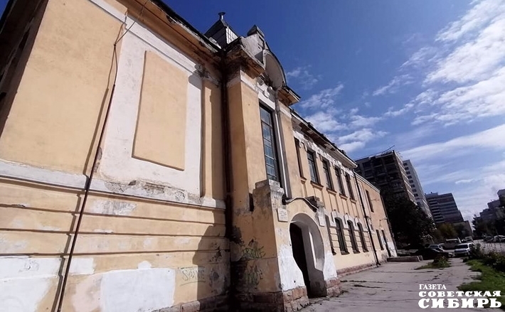 Здание городской начальной школы по ул. Якушева, 21 построено в 1909–1912 гг. Архитектор — Андрей Крячков. Признано памятником архитектуры регионального значения (решение облисполкома № 53 от 16.02.1987), но искажено позднейшей пристройкой. Фото Светланы ФРОЛОВОЙ