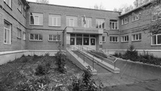 В регионе реализуется масштабный пилотный проект — формирование системы долговременного ухода за пожилыми людьми и инвалидами в рамках федерального проекта «Старшее поколение» нацпроекта «Демография». Цель проекта — сформировать систему долговременного ухода за пожилыми людьми и инвалидами. Финансирование — это субсидии из федерального и областного бюджетов. На 2020 год из федерального бюджета выделено 678 миллионов рублей, из областного — 28 миллионов рублей. Средства направлены на создание территориальных координационных центров и единого регионального call-центра. Организованы школы родственного ухода за пожилыми людьми и инвалидами, сформированы службы сиделок, специалисты которых прошли профессиональное обучение по стандарту «помощник по уходу». Фото с сайта nso.ru