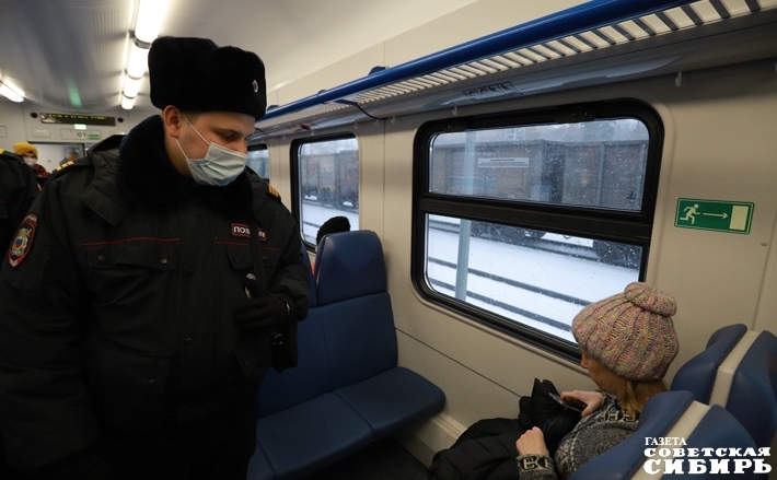 В транспорте проводят рейды, чтобы проверить, как пассажиры соблюдают масочный режим. Фото Алексея ТАНЮШИНА