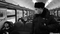 В электричках контролеры проверяют, не забыли ли пассажиры надеть маски. Если СИЗ нет, предлагают купить. Фото Алексея ТАНЮШИНА