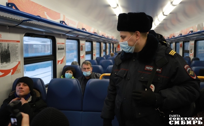 В электричках контролеры проверяют, не забыли ли пассажиры надеть маски. Если СИЗ нет, предлагают купить. Фото Алексея ТАНЮШИНА