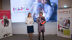 Елена Русакова (слева) получает сертификат победителя. Фото Натальи Головинской