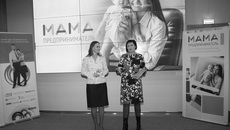 Елена Русакова (слева) получает сертификат победителя. Фото Натальи Головинской