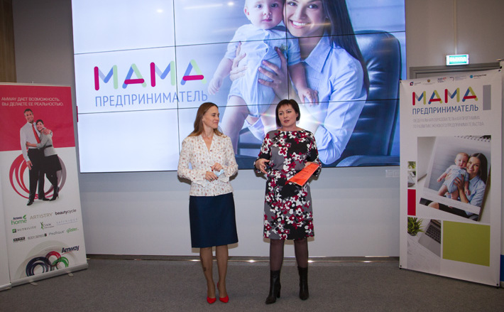 Елена Русакова (слева) получает сертификат победителя. Фото Натальи Головинской