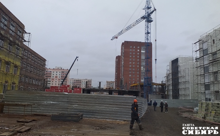 Стройка кипит в любую погоду: дело благое, сроки конкретные, контроль жесткий. Фото Владимира МУССА