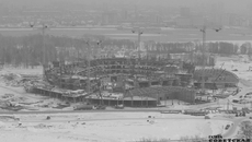 Наш фотокорреспондент делает полевые «фотозамеры» стройки с крыши ближайшей многоэтажки. Декабрь 2020 года. Фото Алексея ТАНЮШИНА