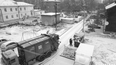 Специалисты диспетчерской службы регионального оператора принимают сообщения граждан об отклонении от утвержденного графика вывоза отходов с 08:00 до 20:00 по телефону 8 (383) 304-90-31. Кроме того, с 31 декабря 2020 года в специальном чате в WhatsApp 8-983-132-54-11 потребители могут прислать фотографии переполненных контейнеров и сообщить адрес. Фото Юлии НАЗАРЕНКО
