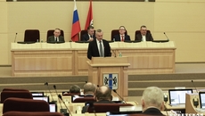 По словам Андрея Травникова, сегодня полным ходом идет формирование программы наказов избирателей депутатам седьмого созыва: их в 2020 году собрано свыше 18,5 тысячи, что почти в четыре раза больше, чем в 2015 году. Это, безусловно, показатель доверия жителей: они увидели, что их предложения не остаются на бумаге, а приводят к реальному результату. Фото Алексея Танюшина