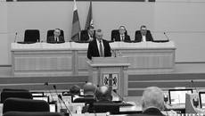 По словам Андрея Травникова, сегодня полным ходом идет формирование программы наказов избирателей депутатам седьмого созыва: их в 2020 году собрано свыше 18,5 тысячи, что почти в четыре раза больше, чем в 2015 году. Это, безусловно, показатель доверия жителей: они увидели, что их предложения не остаются на бумаге, а приводят к реальному результату. Фото Алексея Танюшина