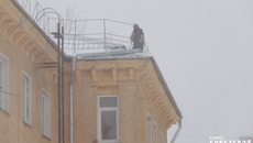 Очередной буран накрыл мегаполис после выходных, и коммунальщикам пришлось не только чистить кровли, но и отдалбливать лед с вентиляционных труб. Фото Алексея ТАНЮШИНА