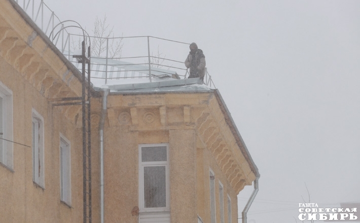 Очередной буран накрыл мегаполис после выходных, и коммунальщикам пришлось не только чистить кровли, но и отдалбливать лед с вентиляционных труб. Фото Алексея ТАНЮШИНА
