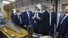 Президент РАН Александр Сергеев и губернатор Новосибирской области Андрей Травников побывали в научных институтах Сибирского отделения Российской академии наук. Фото с сайта nso.ru