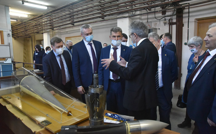 Президент РАН Александр Сергеев и губернатор Новосибирской области Андрей Травников побывали в научных институтах Сибирского отделения Российской академии наук. Фото с сайта nso.ru