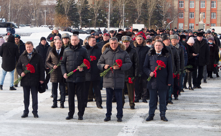 15 февраля 2021 года полномочный представитель Президента РФ в СФО Сергей Меняйло, губернатор Андрей Травников, председатель Законодательного собрания области Андрей Шимкив, мэр Новосибирска Анатолий Локоть и другие официальные лица возложили цветы к Вечному огню и к пилону с фамилиями павших в Афганистане