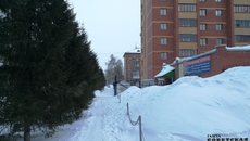 Не все тротуары чистит техника, пешеходам приходится протаптывать тропки. Фото Эльвиры НОВИКОВОЙ