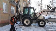 Из беседы нашего корреспондента с дворником мы получили простой ответ на вопрос: «Почему во дворах снежная каша и черт ногу сломит?» В девятиэтажках, говорит работник, больше людей живет — больше денег в УК или ТСЖ, а в хрущевках денег с трудом хватает на оплату трактора: просят минимум 1 800 рублей в час и меньше чем на четыре часа работы не соглашаются. Про трехэтажные МКД или бараки говорить нечего. Нет денег — гребите сами. Фото Алексея ТАНЮШИНА