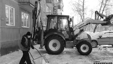 Из беседы нашего корреспондента с дворником мы получили простой ответ на вопрос: «Почему во дворах снежная каша и черт ногу сломит?» В девятиэтажках, говорит работник, больше людей живет — больше денег в УК или ТСЖ, а в хрущевках денег с трудом хватает на оплату трактора: просят минимум 1 800 рублей в час и меньше чем на четыре часа работы не соглашаются. Про трехэтажные МКД или бараки говорить нечего. Нет денег — гребите сами. Фото Алексея ТАНЮШИНА