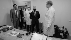 Первый заместитель губернатора отметил, что ГКБ № 1 — одна из крупнейших больниц региона, мероприятия нацпроекта «Здравоохранение» здесь очень масштабны. Важно, что все работы ведутся в рамках намеченных сроков. Фото с сайта nso.ru