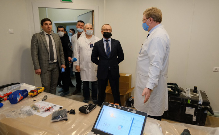 Первый заместитель губернатора отметил, что ГКБ № 1 — одна из крупнейших больниц региона, мероприятия нацпроекта «Здравоохранение» здесь очень масштабны. Важно, что все работы ведутся в рамках намеченных сроков. Фото с сайта nso.ru