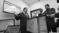 Министр цифрового развития и связи Новосибирской области Анатолий Дюбанов демонстрирует журналистам возможности региональной навигационно-информационной системы Новосибирской области (РНИС НСО). Фото Алексея ТАНЮШИНА