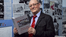 Михаил Бакшин преподнес редакции в дар экземпляр своей книги «Время дорог и испытаний». Фото: Алексей Танюшин
