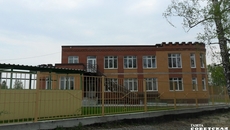 Садик в селе Марусино Новосибирского района должны были сдать к осени 2020 года. Сад-ясли по проекту рассчитан на 120 мест. По поводу строительства дошкольного учреждения в селе жители Марусино обращались на личный прием к губернатору Андрею Травникову в марте 2019 года. На тот момент в селе проживало три тысячи человек, в том числе более 80 детей дошкольного возраста. Положительное решение по строительству было принято, обеспечено финансированием. Губернатор распорядился держать процесс на контроле, причем обязал минстрой осуществлять и промежуточный контроль реализации данного проекта — раз в квартал. Фото: Михаил Фокин