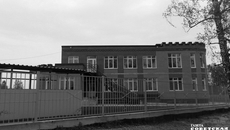 Садик в селе Марусино Новосибирского района должны были сдать к осени 2020 года. Сад-ясли по проекту рассчитан на 120 мест. По поводу строительства дошкольного учреждения в селе жители Марусино обращались на личный прием к губернатору Андрею Травникову в марте 2019 года. На тот момент в селе проживало три тысячи человек, в том числе более 80 детей дошкольного возраста. Положительное решение по строительству было принято, обеспечено финансированием. Губернатор распорядился держать процесс на контроле, причем обязал минстрой осуществлять и промежуточный контроль реализации данного проекта — раз в квартал. Фото: Михаил Фокин