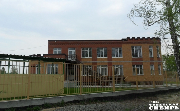Садик в селе Марусино Новосибирского района должны были сдать к осени 2020 года. Сад-ясли по проекту рассчитан на 120 мест. По поводу строительства дошкольного учреждения в селе жители Марусино обращались на личный прием к губернатору Андрею Травникову в марте 2019 года. На тот момент в селе проживало три тысячи человек, в том числе более 80 детей дошкольного возраста. Положительное решение по строительству было принято, обеспечено финансированием. Губернатор распорядился держать процесс на контроле, причем обязал минстрой осуществлять и промежуточный контроль реализации данного проекта — раз в квартал. Фото: Михаил Фокин