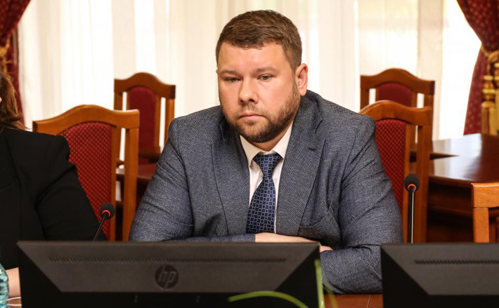 Депутат Заксобрания Виталий Быков внес предложение ввести дополнительные целевые индикаторы программы, характеризующие работу с несоциализированной молодежью. Фото: zsnso.ru