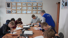 В каждой поселковой школе появятся новые возможности не только для дополнительного образования, но и для дистанционного обучения. 5 апреля в детском технопарке «Кванториум» состоялся квантопрактикум «Пилотирование квадрокоптера в симуляторе, показательные запуски квадрокоптеров в защищенной полетной зоне 3.0» для обучающихся технопарка, а также учеников Березовской школы № 12. Фото kvantorium54.ru