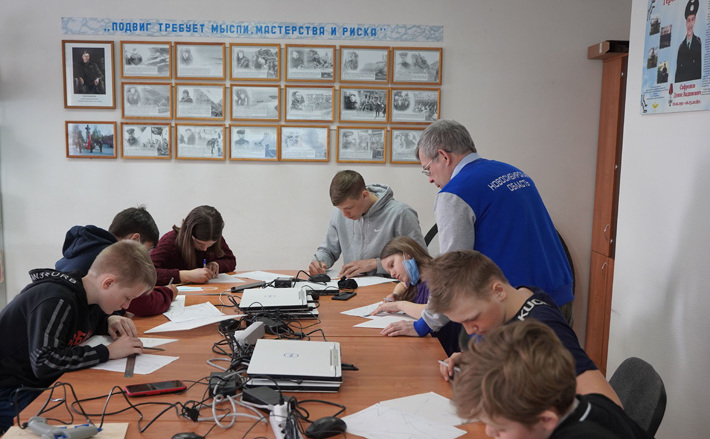В каждой поселковой школе появятся новые возможности не только для дополнительного образования, но и для дистанционного обучения. 5 апреля в детском технопарке «Кванториум» состоялся квантопрактикум «Пилотирование квадрокоптера в симуляторе, показательные запуски квадрокоптеров в защищенной полетной зоне 3.0» для обучающихся технопарка, а также учеников Березовской школы № 12. Фото kvantorium54.ru