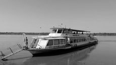 Дополнительного сооружения пристани на берегу не потребовалось, потому что теплоход «Москва» может высаживать пассажиров и в необорудованных местах — для этого на носу судна установлен подъемно-поворотный трап. /Фото: Светлана Фролова
